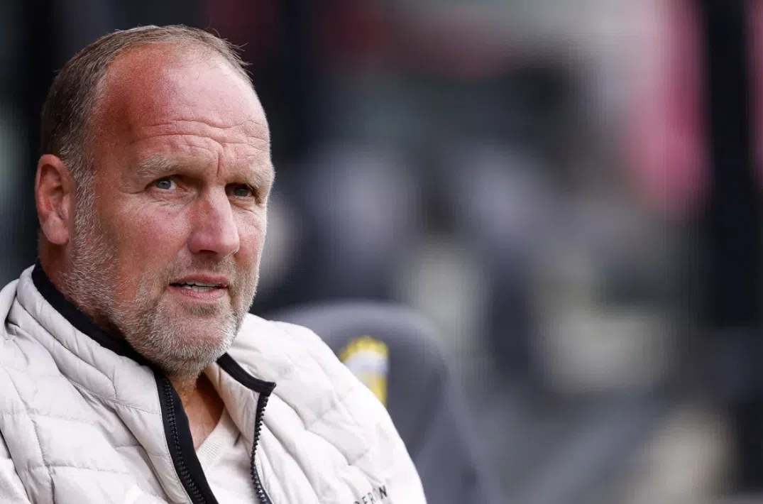 Portret van FC Groningen-trainer Dick Lukkien in een stadionomgeving.