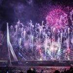 Vuurwerk boven de Erasmusbrug in Rotterdam bij nacht.