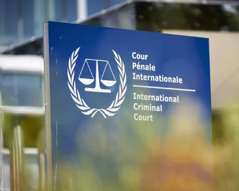 Bord met het logo en de naam van het Internationaal Strafhof, International Criminal Court.