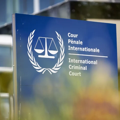 Bord met het logo en de naam van het Internationaal Strafhof, International Criminal Court.