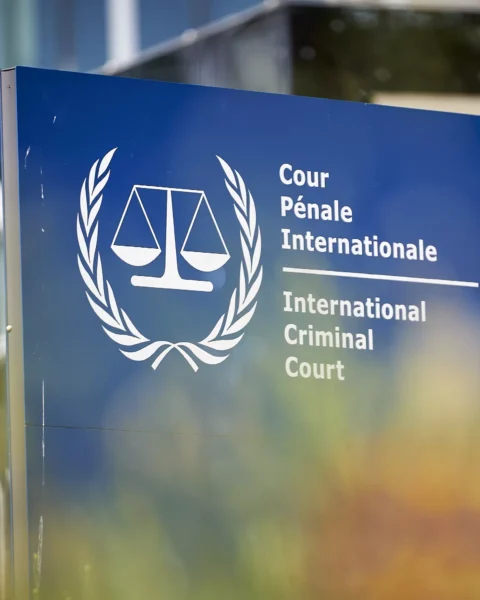 Bord met het logo en de naam van het Internationaal Strafhof, International Criminal Court.