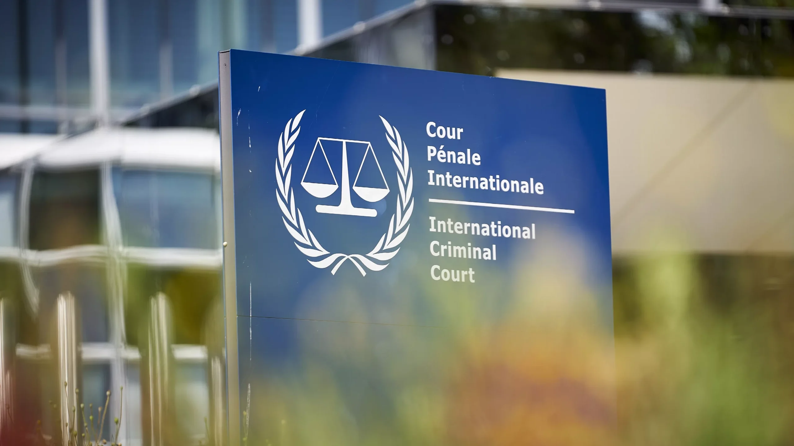 Bord met het logo en de naam van het Internationaal Strafhof, International Criminal Court.