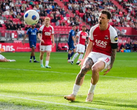 AZ-speler juicht na een actie in het strafschopgebied tijdens een wedstrijd.