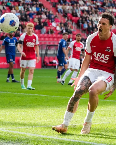 AZ-speler juicht na een actie in het strafschopgebied tijdens een wedstrijd.