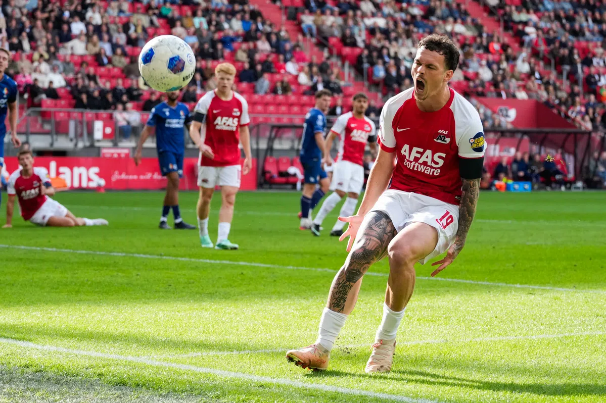 AZ-speler juicht na een actie in het strafschopgebied tijdens een wedstrijd.