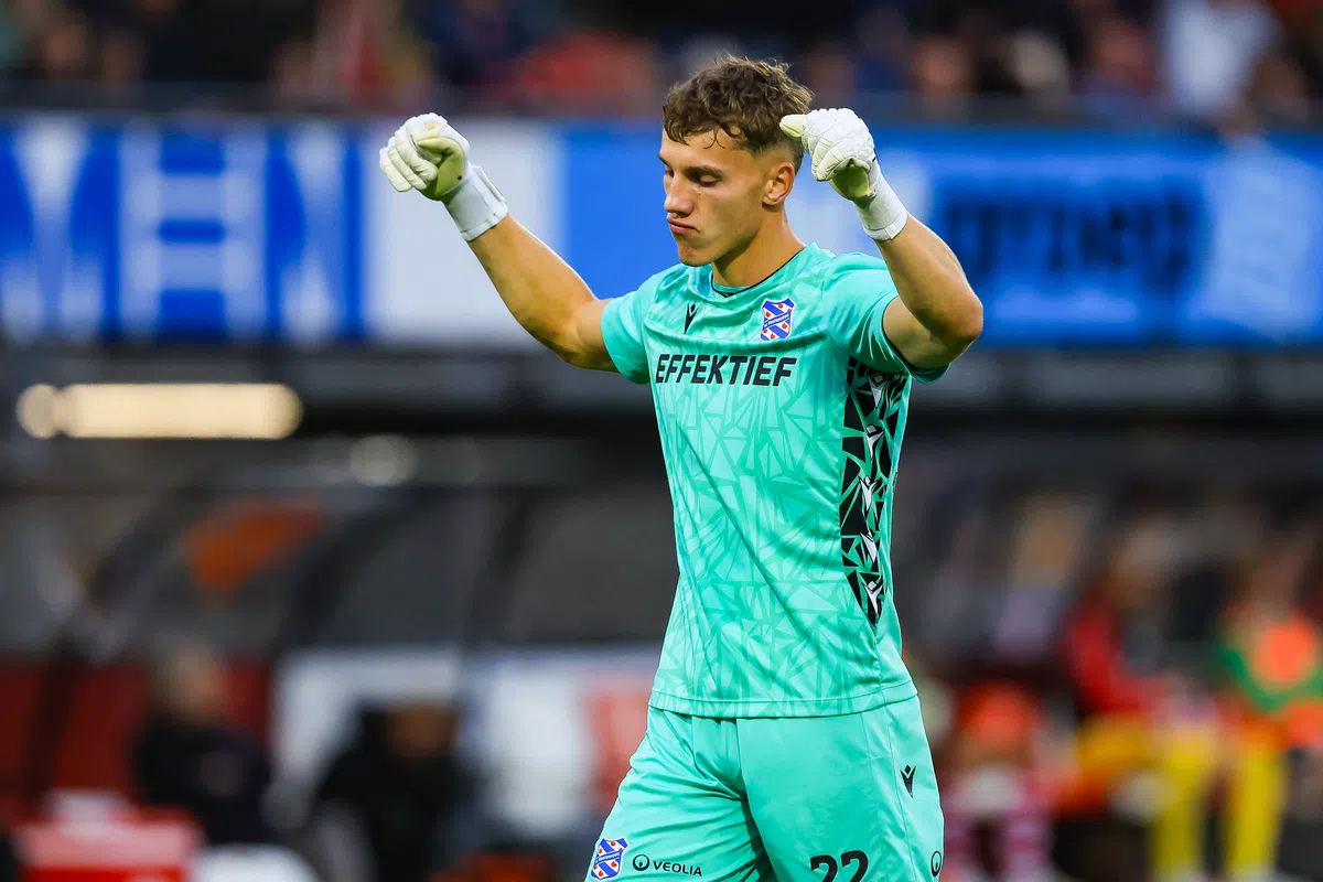 SC Heerenveen-keeper in groen tenue juicht in het stadion met opgeheven vuisten.