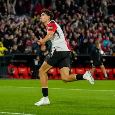 Nacho Ferri rent op het veld tijdens een Feyenoord-wedstrijd.
