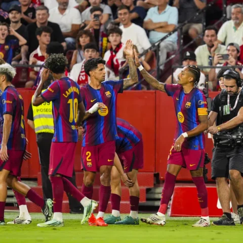 FC Barcelona-spelers vieren samen op het veld tijdens een wedstrijd.
