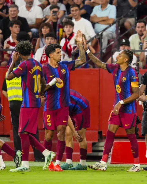 FC Barcelona-spelers vieren samen op het veld tijdens een wedstrijd.
