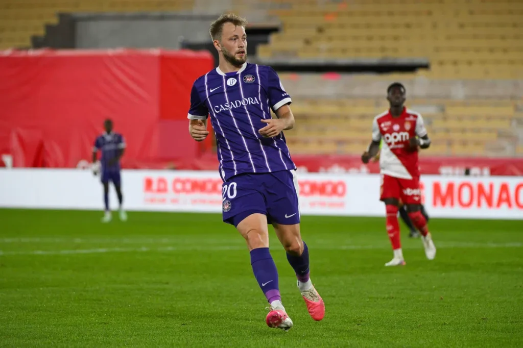 Casper Tengstedt in paars shirt tijdens een voetbalwedstrijd.