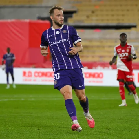 Casper Tengstedt in paars shirt tijdens een voetbalwedstrijd.