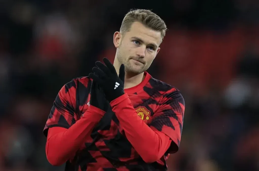 Matthijs de Ligt applaudisseert in een Manchester United-shirt.