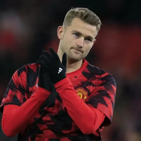 Matthijs de Ligt applaudisseert in een Manchester United-shirt.