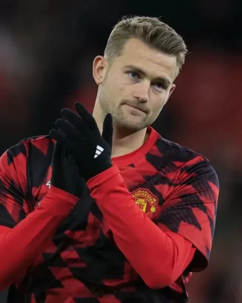 Matthijs de Ligt applaudisseert in een Manchester United-shirt.