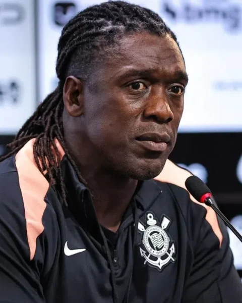 Clarence Seedorf zit achter een microfoon bij een persconferentie van Corinthians.