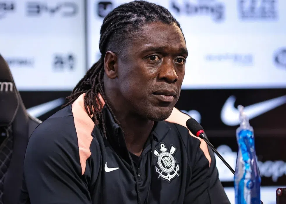 Clarence Seedorf zit achter een microfoon bij een persconferentie van Corinthians.