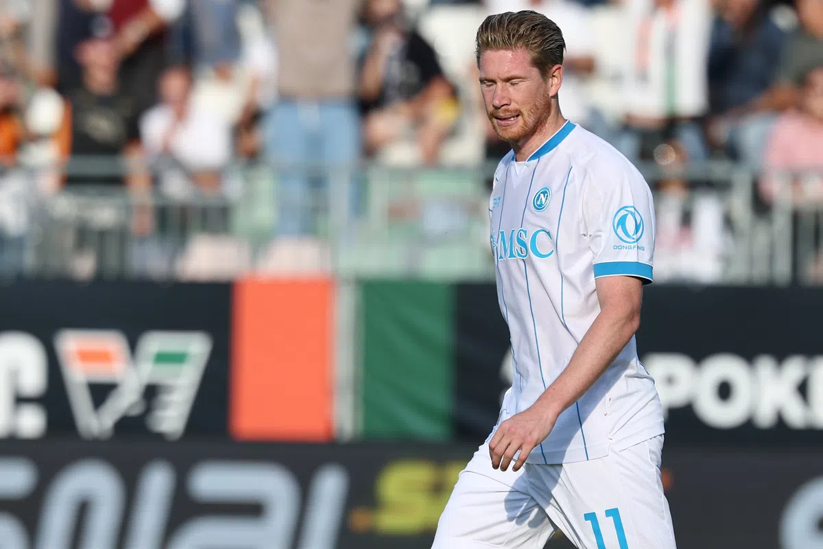 Kevin De Bruyne in het witte uitshirt van Napoli op het veld.