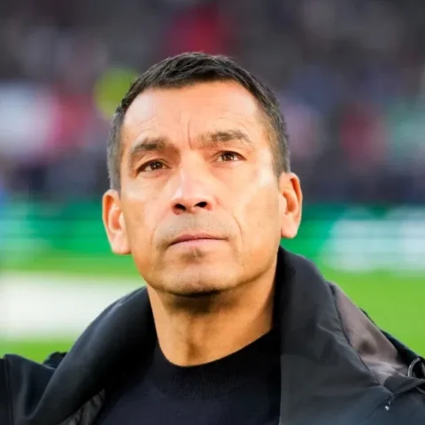 Giovanni van Bronckhorst kijkt geconcentreerd langs het veld.