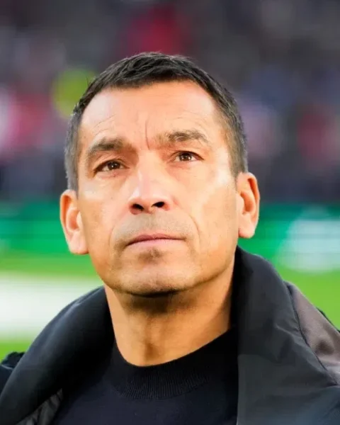 Giovanni van Bronckhorst kijkt geconcentreerd langs het veld.