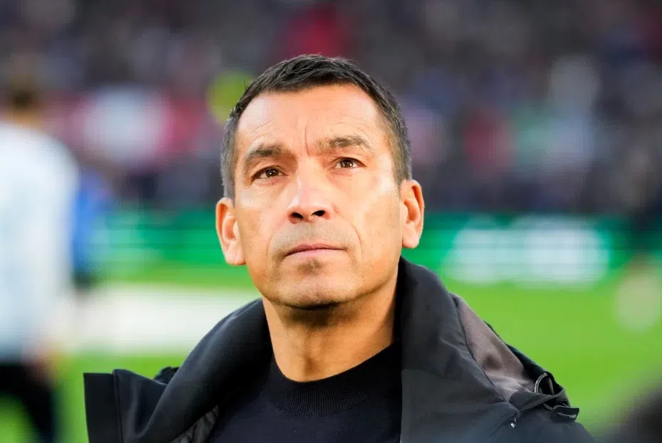 Giovanni van Bronckhorst kijkt geconcentreerd langs het veld.