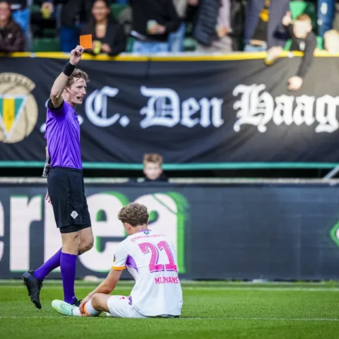 Scheidsrechter toont een rode kaart aan PSV-speler Sven Mijnans op het veld bij ADO Den Haag.