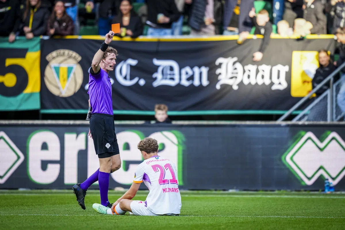 Scheidsrechter toont een rode kaart aan PSV-speler Sven Mijnans op het veld bij ADO Den Haag.