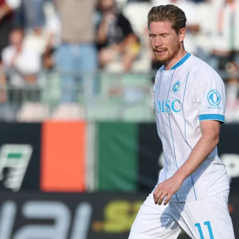 Kevin De Bruyne in een wit Napoli-shirt op het veld.