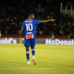 Ousmane Dembélé in een PSG-shirt wijst op het veld tijdens een wedstrijd.