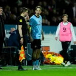Luciano Valente staat langs de zijlijn bij Feyenoord tijdens de wedstrijd.