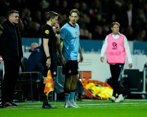 Luciano Valente staat langs de zijlijn bij Feyenoord tijdens de wedstrijd.