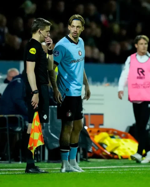 Luciano Valente staat langs de zijlijn bij Feyenoord tijdens de wedstrijd.
