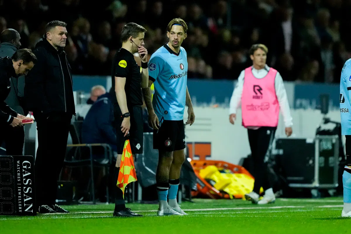 Luciano Valente staat langs de zijlijn bij Feyenoord tijdens de wedstrijd.