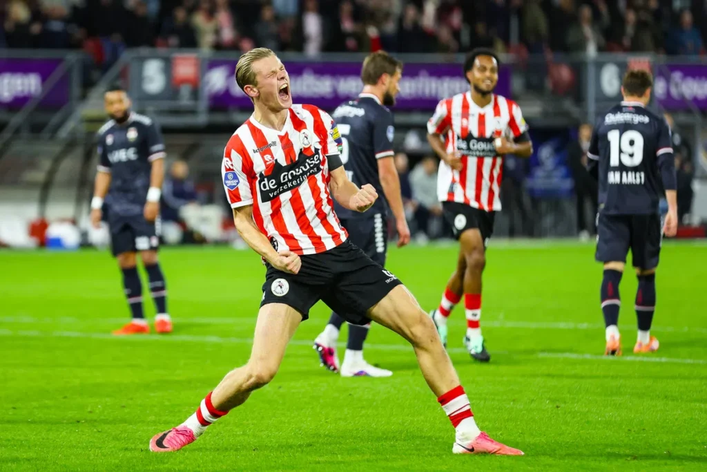 Sparta Rotterdam-speler juicht op het veld tijdens een Eredivisie-wedstrijd tegen Willem II.