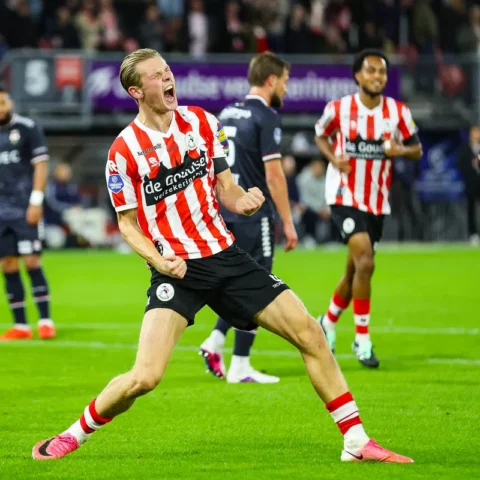 Sparta Rotterdam-speler juicht op het veld tijdens een Eredivisie-wedstrijd tegen Willem II.
