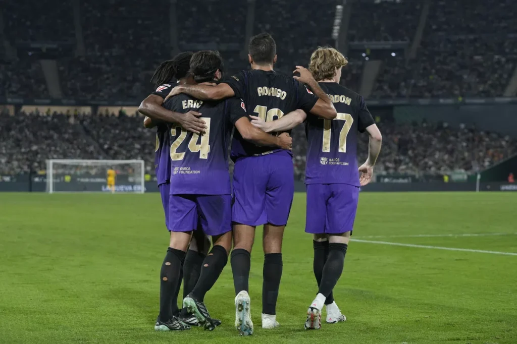 FC Barcelona-spelers staan omhelsd op het veld in een stadion.
