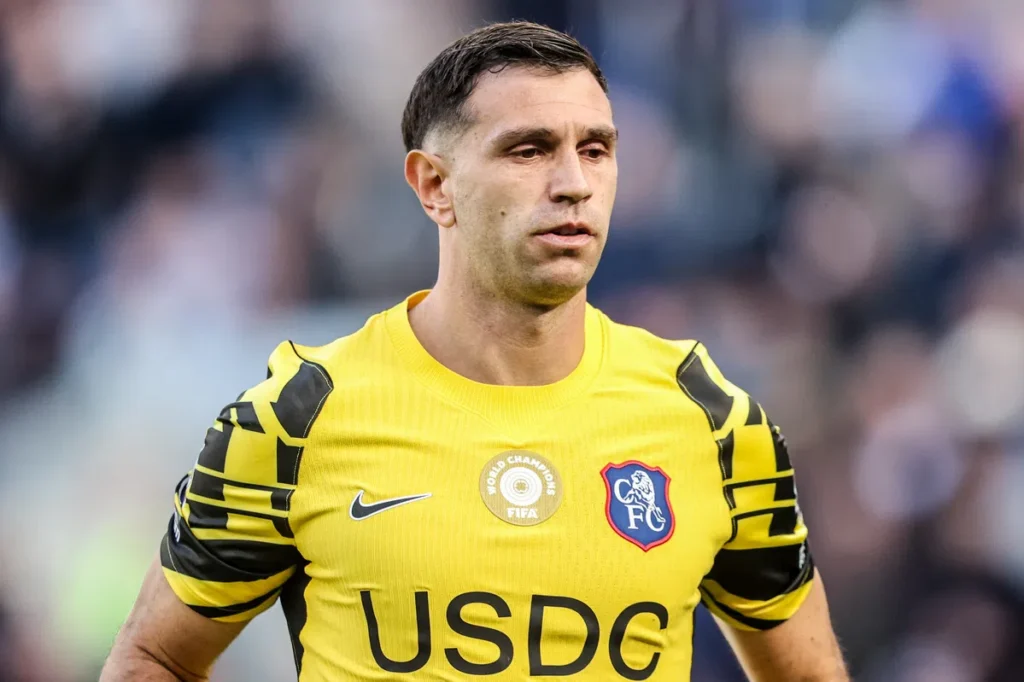 Emiliano Martínez in een geel Chelsea-keepersshirt op het veld.
