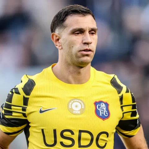 Emiliano Martínez in een geel Chelsea-keepersshirt op het veld.