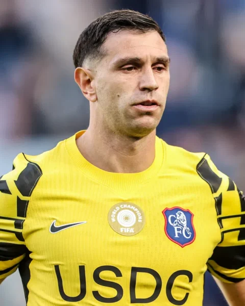 Emiliano Martínez in een geel Chelsea-keepersshirt op het veld.