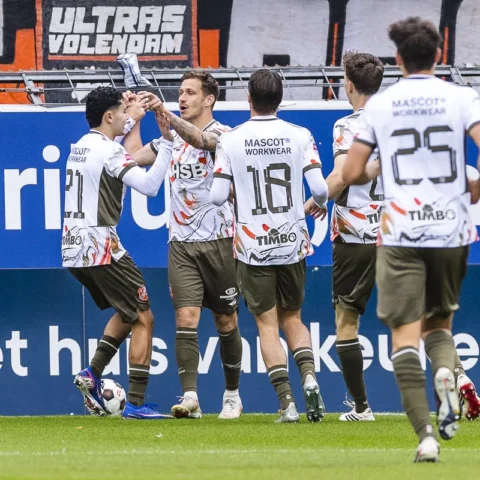 FC Volendam-spelers vieren een moment bij het veld tijdens de wedstrijd tegen RKC Waalwijk.