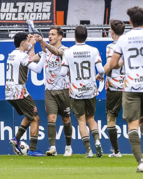 FC Volendam-spelers vieren een moment bij het veld tijdens de wedstrijd tegen RKC Waalwijk.