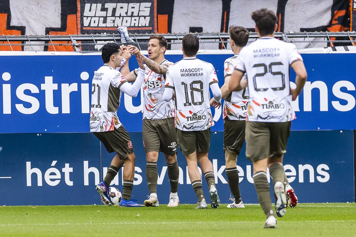 FC Volendam-spelers vieren een moment bij het veld tijdens de wedstrijd tegen RKC Waalwijk.