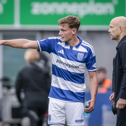 PEC Zwolle-speler wijst langs de lijn terwijl trainer Dennis van der Ree toekijkt.