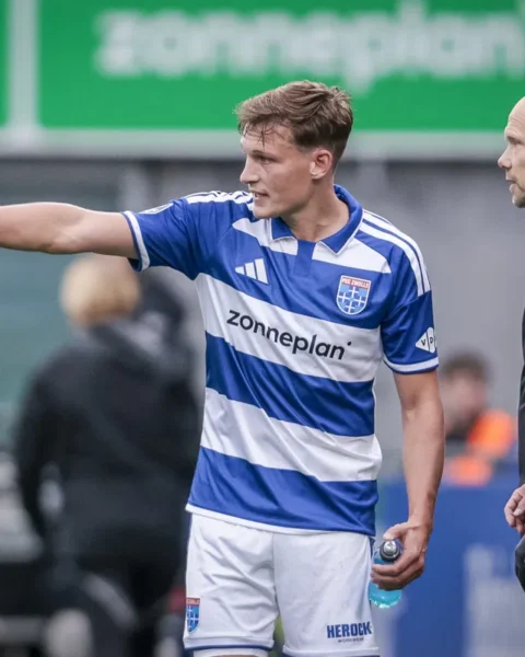 PEC Zwolle-speler wijst langs de lijn terwijl trainer Dennis van der Ree toekijkt.