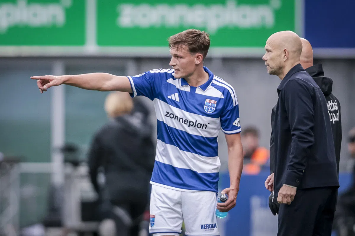 PEC Zwolle-speler wijst langs de lijn terwijl trainer Dennis van der Ree toekijkt.