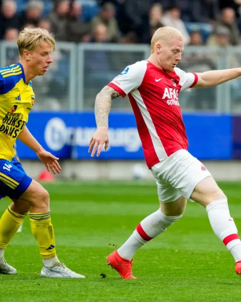 Spelers van AZ en SC Cambuur in duel tijdens een eredivisiewedstrijd.