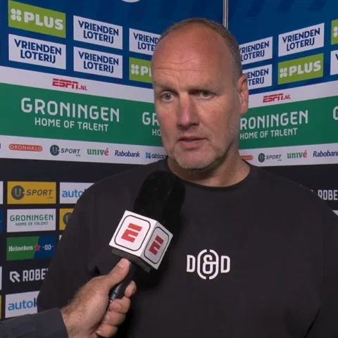 Dick Lukkien spreekt voor een sponsorwand na de wedstrijd van FC Groningen.