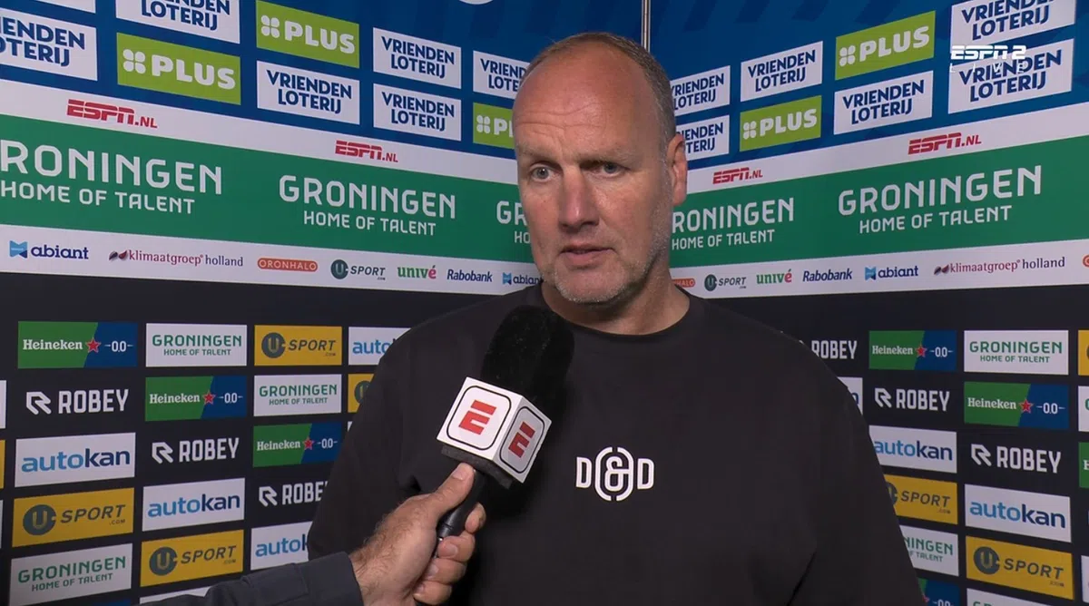 Dick Lukkien spreekt voor een sponsorwand na de wedstrijd van FC Groningen.
