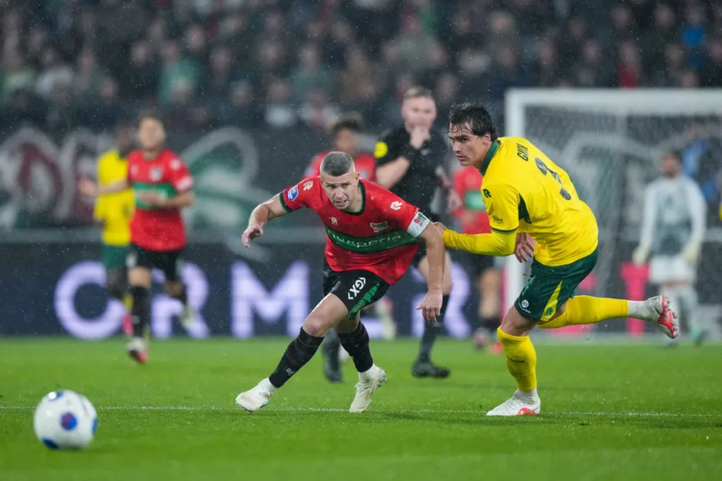Spelers van NEC en Fortuna Sittard in duel tijdens een natte Eredivisie-wedstrijd.