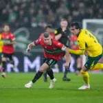 Spelers van NEC en Fortuna Sittard in duel tijdens een natte Eredivisie-wedstrijd.