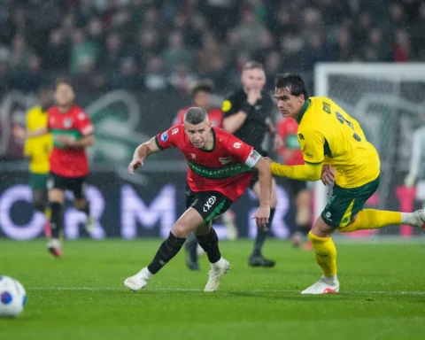 Spelers van NEC en Fortuna Sittard in duel tijdens een natte Eredivisie-wedstrijd.